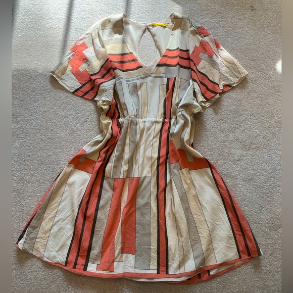 Alice + Olivia silk dress! Size XS but could definitely fit a size S or even M. - Picture 4 of 4